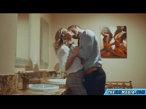 ❤️ Pamene blonde wabusty akunyengererani m'chimbudzi cha anthu onse Kanema wolaula pa ife% ny.mouthporn.ru%